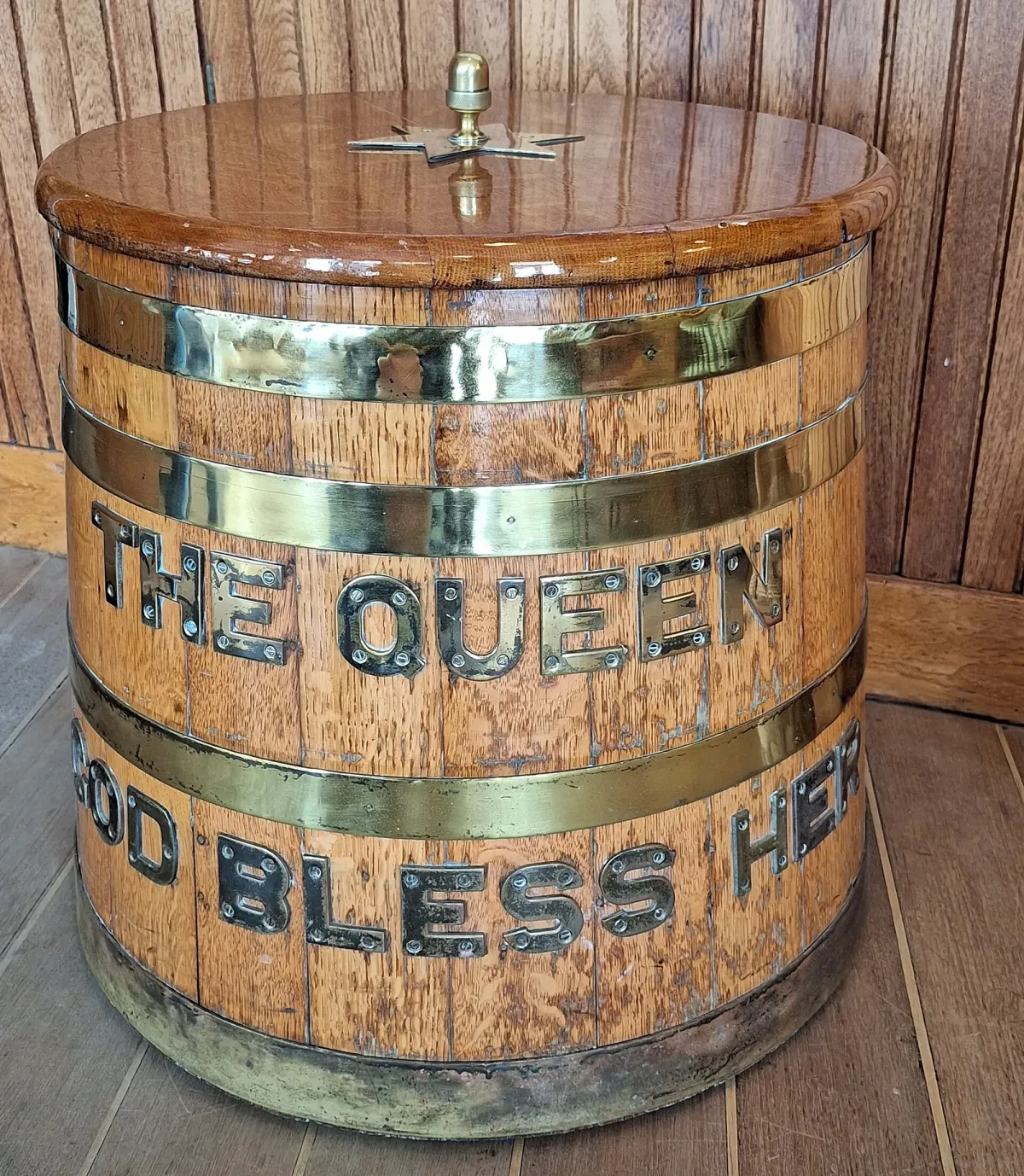 Un « grog tub » : tonneau de bois cerclé de laiton dans lequel le grog était préparé et distribué à bord.