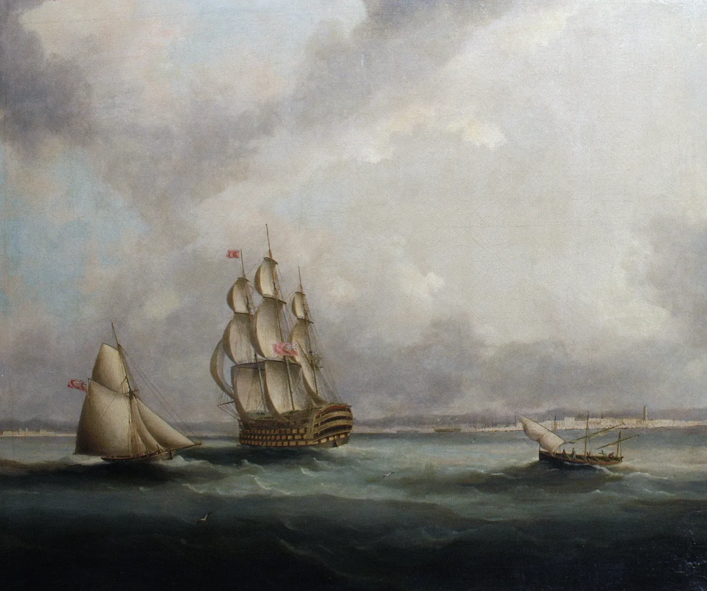 Peinture d'un vaisseau de ligne de la Royal Navy toutes voiles dehors, au large, sous un ciel chargé.